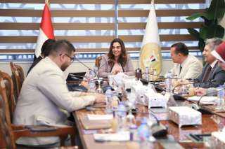 وزيرة التنمية المحلية تبحث مع...