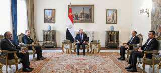 الرئيس السيسى يستعرض مع وزير...