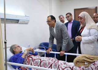 رئيس الوزراء يتفقد مستشفى سمالوط...