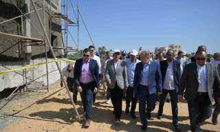 رئيس الوزراء يتفقد محطة مياه...