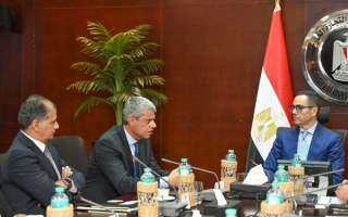 وزير الاستثمار يبحث مع وفد...