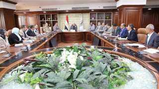 محافظ بني سويف يناقش مستجدات...