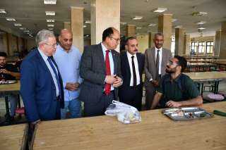 رئيس جامعة حلوان يتفقد المطعم...