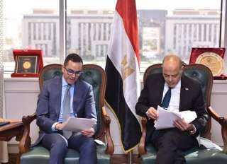 وزير العمل يبحث مع وزير...