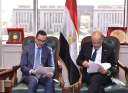 وزير العمل يبحث مع وزير...