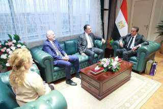 خالد عبدالغفار يستقبل وزير الصحة...
