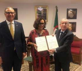 السفير المصري بالجزائر يلتقى مع...