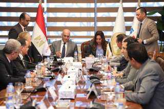 وزيرة التنمية المحلية ورئيس جهاز...