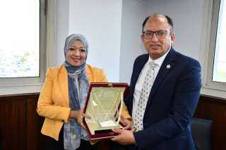 رئيس جامعة حلوان يتفقد جامعة...
