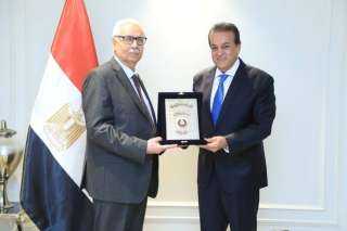 وزير الصحة يستقبل وزير صحة...