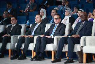 خالد عبدالغفار يشهد جلسة حوارية...