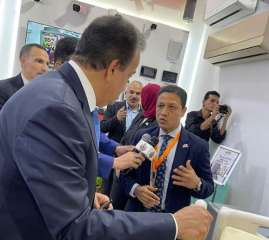 وزير الصحة يشيد بجناح الهيئة...