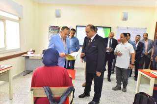 محافظ أسيوط يتفقد مدرسة النيل...