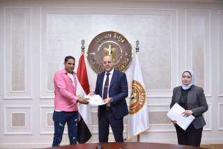وزير العمل يُسلم عقود لشباب...