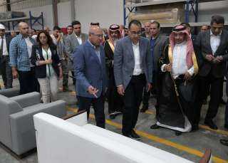 رئيس الوزراء يتفقد مصنع ”يونيفرسال...