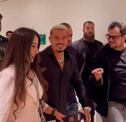 شاهد.. فتاة تفاجئ عمرو دياب...