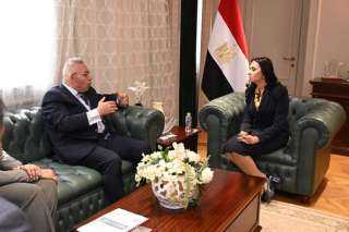 وزيرة التضامن تتسلم شهادة الهرم...