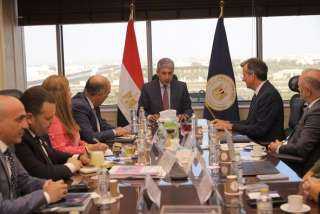 وزير السياحة يبحث مع مسئولي...