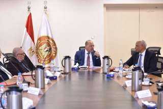 وزير العمل : 21 مليونًا...