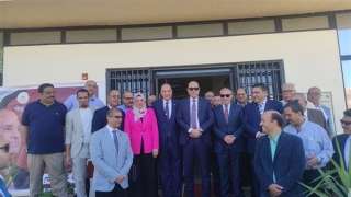 وزير العمل يستمع لمشاكل العمالة...