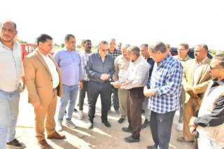 محافظ أسيوط يتفقد أراضي للاستصلاح...