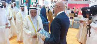 حاكم الشارقة يتفقد ”جناح الهيئة...