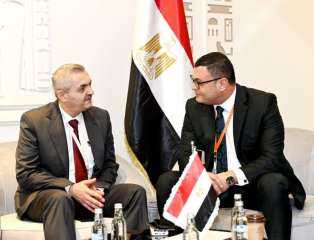 وزير الإسكان يعرض على نظيره...