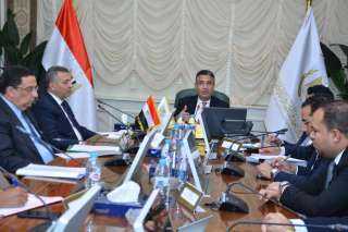 وزير التموين يعقد اجتماعاً عبر...