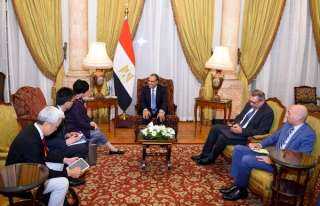 وزير الخارجية والهجرة يلتقي مع...