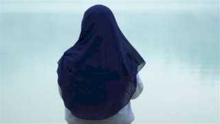 حكم المسح على الحجاب أثناء...