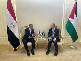 وزير الخارجية والهجرة يلتقي مع...