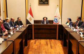 وزير الصحة يُكرم الفريق الطبي...