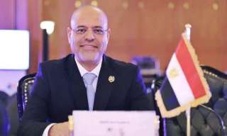 وزير العمل يعلن عن فتح...