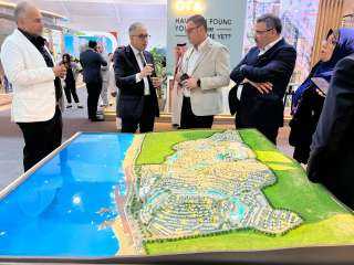 وزير الإسكان يتفقد الجناح المصرى...