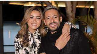 محمد حماقي يهنئ زوجته بعيد...