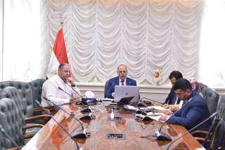 بالفيديو كونفرانس..وزير العمل يعقد إجتماعًا...