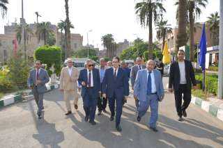 جولة تفقدية لرئيس جامعة القاهرة...