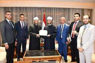 وزير الأوقاف يكرم الإمام المثالي...
