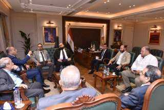 وزير العمل يستقبل نقيب المهندسين...