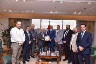 وزير العمل يستقبل نقيب المهندسين...