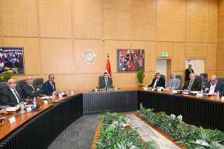 وزير الإسكان يستعرض الجهود المبذولة...
