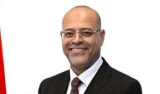 وزير العمل يتلقى تقريرًا من...
