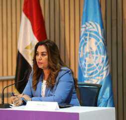 وزيرة التنمية المحلية تتلقي تقريراً...