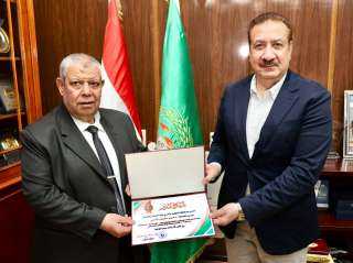 محافظ المنوفية يكرم ” الأب...