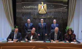 رئيس الوزراء يشهد توقيع مذكرتي...