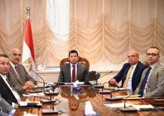 وزير الشباب يلتقي مجموعة من...