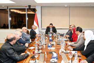 وزير الإسكان يتابع سير العمل...