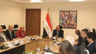 وزير الكهرباء يبحث مع وفد...