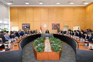 وزير الإسكان يتابع سير العمل...