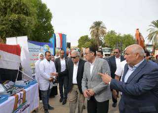 رئيس الوزراء يتفقد اصطفاف المعدات...